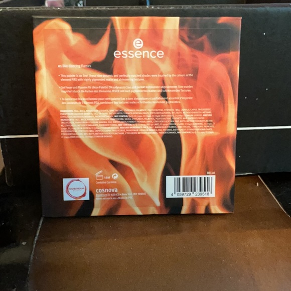 Essence fire eyeshadow pallet - Picture 2 of 3